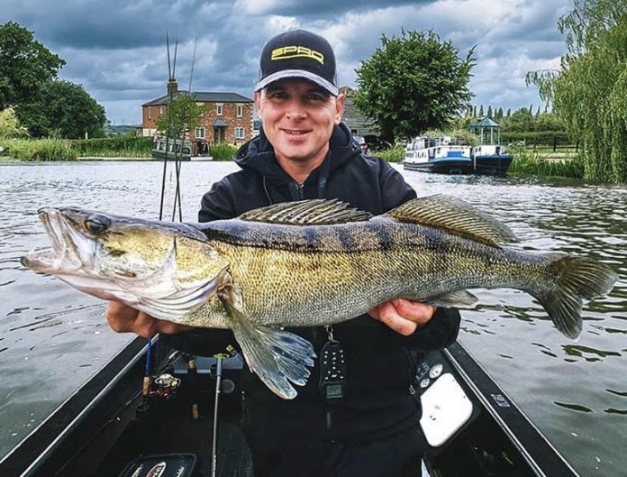how to catch walleye fishing planet